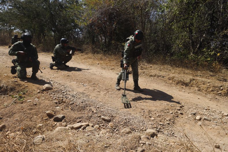 ARCHIVO - Soldados del ejército mexicano demuestran una búsqueda de minas antipersonales durante una presentación ante los medios cerca de Naranjo de Chila en el municipio de Aguililla, estado de Michoacán, México, el 18 de febrero de 2022. (AP Foto/Armando Solís, Archivo)