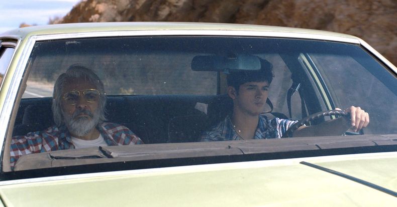 En esta imagen proporcionada por Blue Fox Entertainment Eugenio Derbez, izquierda, y Max Pelayo en una escena de Aristotle and Dante Discover the Secrets of the Universe. (Blue Fox Entertainment vía AP)