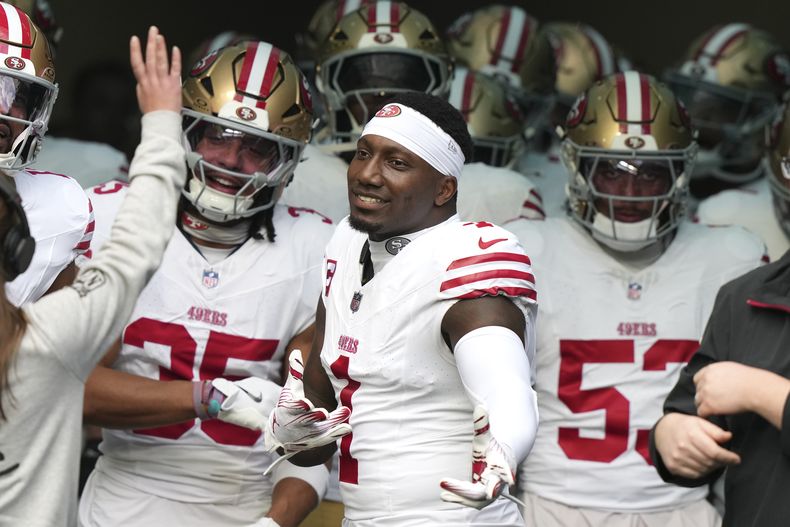 ARCHIVO - El receptor abierto de los 49ers de San Francisco, Deebo Samuel Sr. (1), se prepara para correr hacia el campo antes de un partido contra los Dolphins de Miami, el 22 de diciembre de 2024, en Miami Gardens, Florida (AP Foto/Lynne Sladky, archivo)