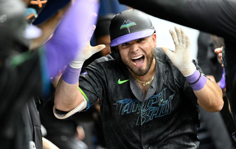 Jonathan Aranda, de los Rays de Tampa Bay, celebra su cuadrangular de dos carreras durante la quinta entrada del juego de béisbol de Grandes Ligas frente a los Diamondbacks de Arizona, el sábado 27 de junio de 2026, en San Petersburgo, Florida. (AP Foto/Jason Behnken)
