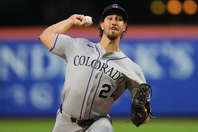 Michael Lorenzen (24) de los Rockies de Colorado lanza durante la segunda entrada de un partido de béisbol contra los Mets de Nueva York, el viernes 24 de abril de 2026, en Nueva York. (AP Foto/Frank Franklin II)