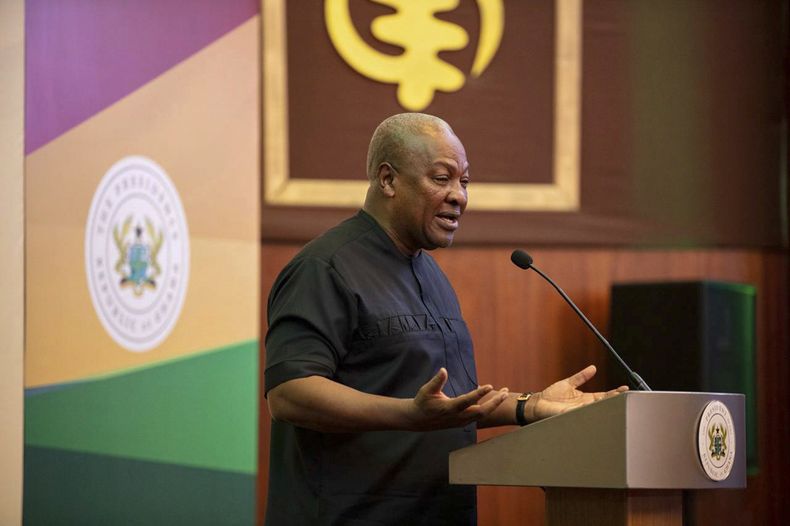 El presidente de Ghana, John Mahama, habla con los medios en la Casa del Jubileo en Accra, Ghana, el miércoles 10 de septiembre de 2025. (Presidencia de Ghana via AP)