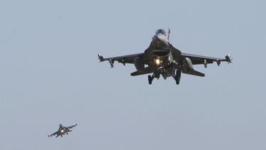 Cazas F-16 de la Fuerza Aérea de Estados Unidos vuelan sobre la base aérea Osan durante un ejercicio combinado de la fuerza aérea con Estados Unidos y Corea del Sur, el 4 de diciembre de 2017, en Pyeongtaek, Corea del Sur. (AP Foto/Ahn Young-joon, Archivo)