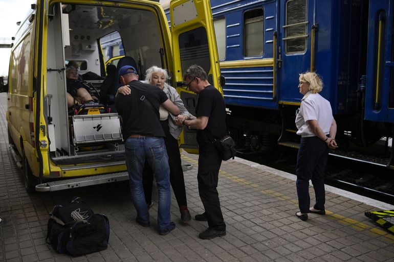 Huir de los rusos: las evacuaciones son lentas y difíciles