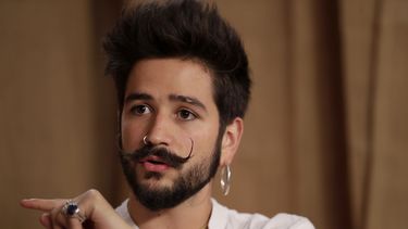 ARCHIVO - El cantante colombiano Camilo habla durante una entrevista en Sony Music Latin en Miami el 16 de septiembre de 2019. (Foto AP/Lynne Sladky, archivo)