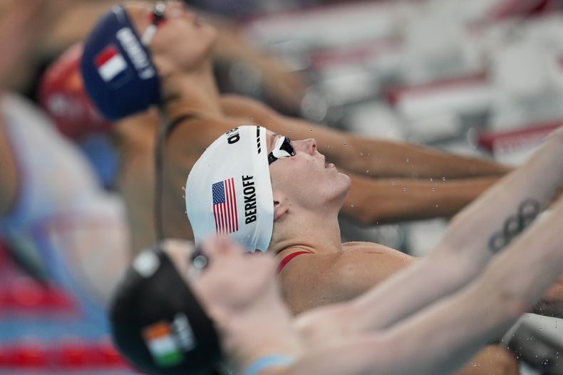 Katharine Berkoff, de Estados Unidos, compite en una manga eliminatoria de los 100 metros dorso para mujeres en los Juegos Olímpicos de París 2024 el lunes 29 de julio del 2024 en Nanterre, Francia. (AP Foto/Bernat Armangue)