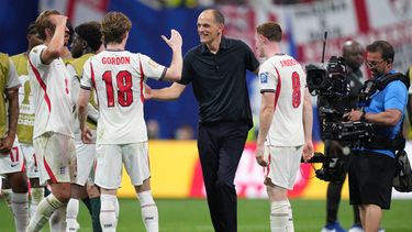 El seleccionador de Inglaterra, Thomas Tuchel, festeja con sus jugadores luego de vencer a Congo en los dieciseiscavos de final de la Copa del Mundo, el miércoles 1 de julio de 2026 en Atlanta (AP Foto/Jacob Kupferman)