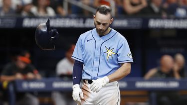 Brandon Lowe de los Rays de Tampa Bay arroja su casco luego de poncharse ante los Orioles de Baltimore durante la octava entrada del partido de béisbol en San Petersburgo, Florida. Domingo 23 de julio de 2023. (AP Foto/Scott Audette)