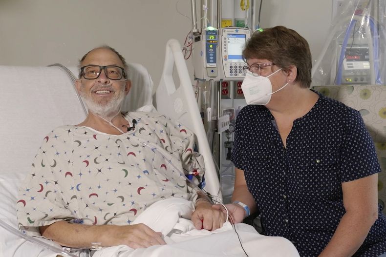 En esta foto facilitada por la Escuela de Medicina de la Universidad de Maryland, Lawrence Faucette se sienta con su esposa, Ann, en el hospital de la escuela en Baltimore, Maryland, en septiembre de 2023, antes de recibir un trasplante de corazón de cerdo. Dos días después del trasplante, Lawrence ya contaba chistes y era capaz de sentarse en una silla, según informaron los médicos el viernes 22 de septiembre de 2023. (Mark Teske/University of Maryland School of Medicine via AP)