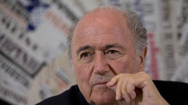 americateve | El presidente de la FIFA, Joseph Blatter, habla con periodistas en una reuni&oacute;n con corresponsales extranjeros el viernes, 22 de noviembre de 2013, en Roma.  (AP Photo/Andrew Medichini)