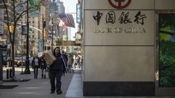 Una persona camina junto al Bank of China en su sucursal de Nueva York, el miércoles 9 de abril de 2025, en Nueva York. (AP Foto/Yuki Iwamura)