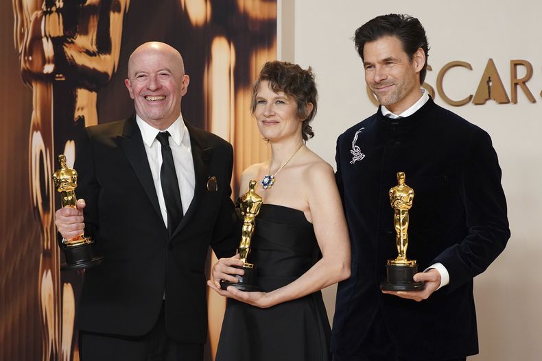 Desde la izquierda, Jacques Audiard, Camille y Clement Ducol, ganadores del Oscar en la categoría de canción original por El Mal de Emilia Perez, posan en la sala de prensa de los premios el domingo 2 de marzo de 2025 en el Teatro Dolby de Los Ángeles. (Foto, Jordan Strauss/Invision/AP)
