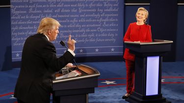 clinton y trump discuten sobre los impuestos y el terrorismo
