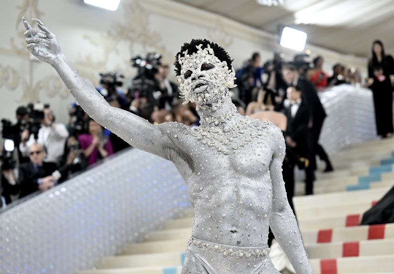 Lil Nas X llega a la gala del Instituto del Vestido del Museo Metropolitano de Arte para celebrar la inauguración de la exposición Karl Lagerfeld: A Line of Beauty el lunes 1 de mayo de 2023 en Nueva York.(Foto Evan Agostini/Invision/AP)