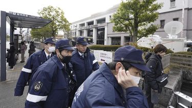 Policías reunidos fuera de la Corte de Distrito de Kioto en Kioto, Japón el jueves 25 de enero de 2024, antes de la sentencia de Shinji Aoba, quien confesó provocar un incendio en un estudio de Kyoto Animation Co. por el que murieron 36 personas en julio de 2019. Aoba fue sentenciado a muerte. (Miki Matsuzaki/Kyodo News via AP)
