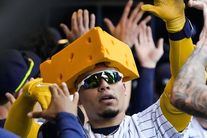 William Contreras de los Cerveceros de Milwaukee es felicitado tras conectar un jonrón de dos carreras en la segunda entrada del juego ante los Gigantes de San Francisco el domingo 28 de mayo del 2023. (AP Foto/Morry Gash)