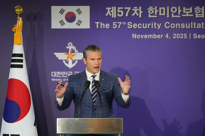 El secretario de Defensa de Estados Unidos Pete Hegseth durante una conferencia de prensa con su homólogo surcoreano Ahn Gyu-back, el martes 4 de noviembre de 2025, en Seúl, Corea del Sur. (AP Foto/Lee Jin-man, Pool)