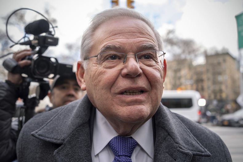 El exsenador Bob Menendez, demócrata por Nueva Jersey, llega al tribunal federal, el miércoles 29 de enero de 2025, en Nueva York. (AP Foto/Julia Demaree Nikhinson)