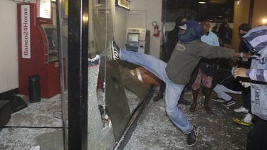americateve | Anarquistas rompen ventanas cerca de cajeros autom&aacute;ticos dentro de una terminal de autobuses durante una protesta en Sao Paulo, Brasil, el viernes 25 de octubre de 2013. Los inconformes exigen transporte gratuito. (AP Foto/Andre Penner)