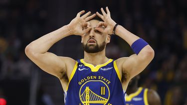 Warriors ganan a Hawks en prórroga con 54 puntos de Thompson