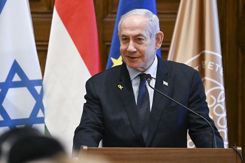 El primer ministro israelí Benjamin Netanyahu habla durante un evento en Budapest, Hungría, el viernes 4 de abril de 2025. (Tibor Illyes/MTI vía AP)