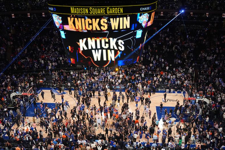 Jugadores y aficionados celebran la victoria de los Knicks de NUeva York ante los Spurs de San Antonio en el juego 4 de las Finales de la NBA el miércoles 10 de junio del 2026. (AP Foto/Frank Franklin II)