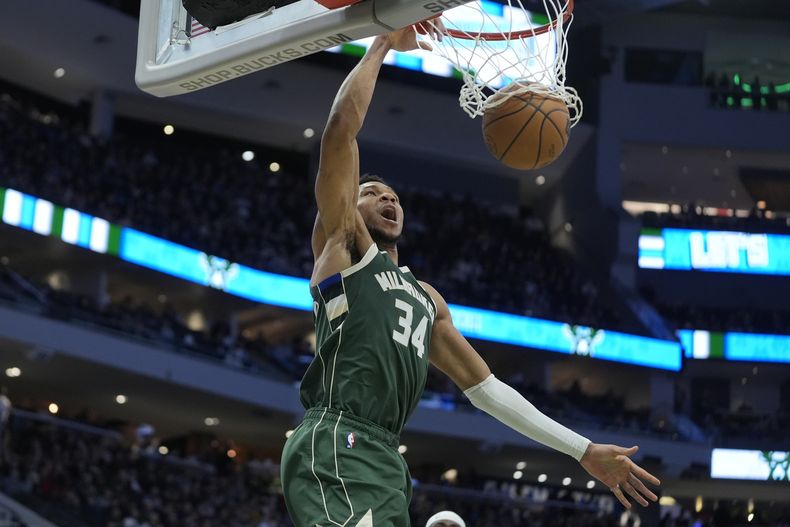 Giannis Antetokounmpo, de los Bucks de Milwaukee, realiza una clavada en el duelo del miércoles 24 de enero de 2024, ante los Cavaliers de Cleveland (AP Foto/Morry Gash)