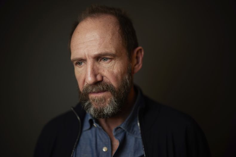 Ralph Fiennes posa para promover la película The Return el miércoles 4 de diciembre de 2024 en Nueva York. (Foto Matt Licari/Invision/AP)