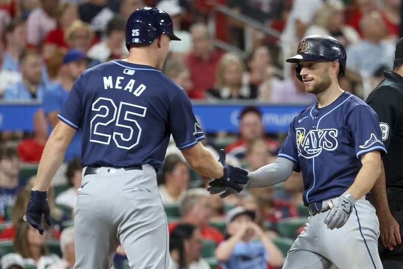 Curtis Mead de los Rays de Tampa Bay felicita a su compañero Brandon Lowe por su jonrón de dos carreras en la séptima entrada ante los Cardenales de San Luis el jueves 8 de agosto del 2024. (AP Foto/Scott Kane)