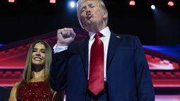 El candidato presidencial republicano Donald Trump saluda a los espectadores desde el escenario, acompañado por familiares, durante la Convención Nacional Republicana 2024 en el Foro Fiserv, el jueves 18 de julio de 2024, en Milwaukee. (AP Foto/Carolyn Kaster)