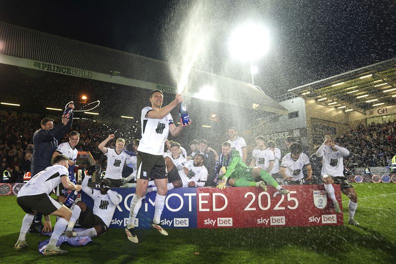 Los jugadores del Birmingham City celebran el ascenso después del partido de fútbol de la Sky Bet League One contra el Peterborough United en el Weston Homes Stadium, el martes 8 de abril de 2025, en Peterborough, Inglaterra. (Joe Giddens/PA vía AP)