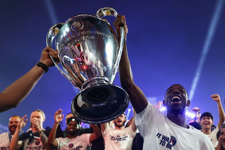 Ousmane Dembele del Paris Saint-Germain sostiene el trofeo de campeón de la Liga de Campeones en el Parc des Princes el domingo 31 de mayo del 2026. (Franck Fife/Pool Photo via AP)
