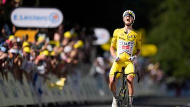 El esloveno Tadej Pogacar porta el maillot amarillo de líder de la general mientras celebra al ganar la décima etapa del Tour de Francia en Le Lioran, Francia el martes 14 de julio del 2026. (AP Foto/Mosaab Elshamy)