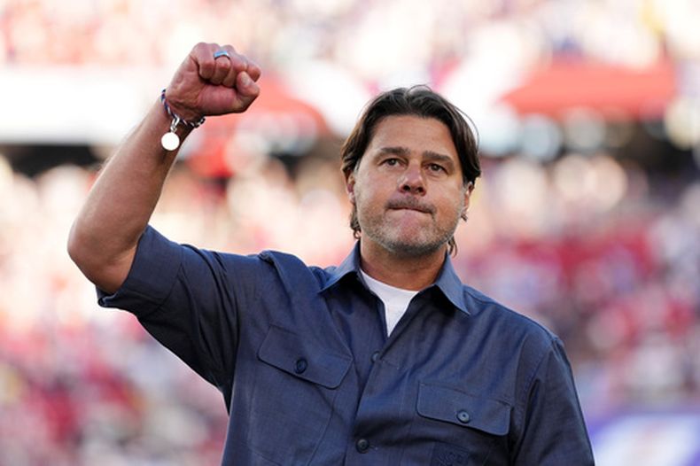 El argentino Mauricio Pochettino, entrenador de Estados Unidos, se despide tras la victoria ante Bosnia en los dieciseisavos de final de la Copa del Mundo, el miércoles 1 de julio de 2026 en Santa Clara, California (AP Foto/Martin Meissner)