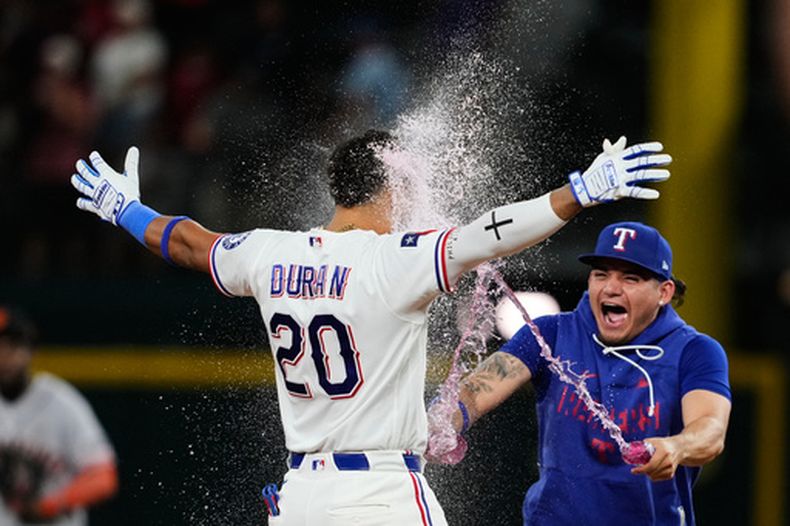 El dominicano Ezequiel Durán, de los Rangers de Texas, es empapado por el mexicano Alejandro Osuna, tras el triunfo sobre los Gigantes de San Francisco en el juego del martes 4 de agosto de 2026 (AP Foto/Tony Gutierrez)