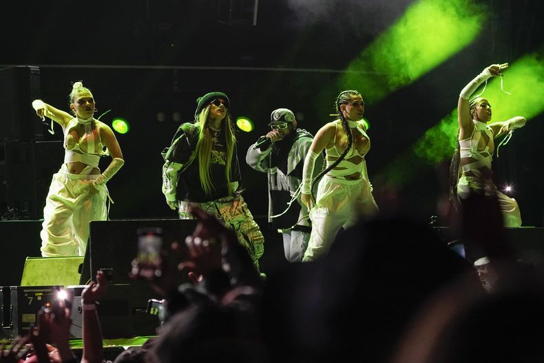 La rapera de origen mexicano Snow Tha Product durante su concierto en el Coca-Cola Flow Fest en la Ciudad de México el sábado 23 de noviembre de 2024. (Foto AP/Félix Márquez)