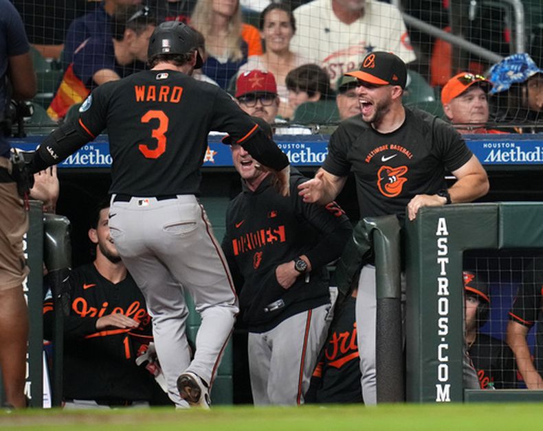 Taylor Ward (3), de los Orioles de Baltimore, celebra con sus compañeros su jonrón de dos carreras para tomar la ventaja durante la octava entrada de un partido de béisbol contra los Astros de Houston, el viernes 17 de julio de 2026, en Houston. (Foto AP/Karen Warren)