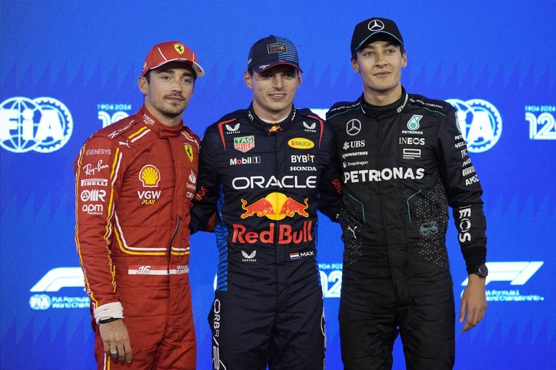 El piloto holandés Max Verstappen de la escudería Red Bull posa con Charles Leclerc de Ferrari y George Russell de Mercedes tras clasificar primero al Gran Premio de Bahrein el primero de marzo del 2024. (AP Foto/Darko Bandic)