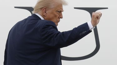 El presidente Donald Trump antes de abordar el avión presidencial, el viernes 1 de agosto de 2025, en la base aérea Andrews, en Maryland. (AP Foto/Luis M. Alvarez)