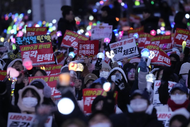 Manifestantes asisten a una protesta exigiendo la destitución del presidente surcoreano Yoon Suk Yeol frente a la Asamblea Nacional en Seúl, Corea del Sur, el domingo 8 de diciembre de 2024. En las pancartas se lee Juicio político a Yoon Suk Yeol. (AP foto/Ahn Young-joon)