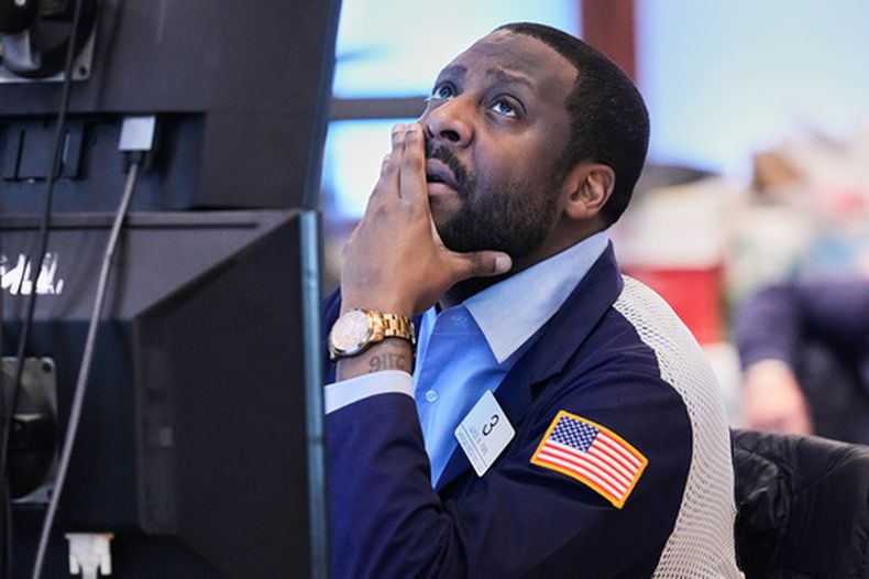 El operador de bolsa Aaron Ford trabaja en el piso de remates de la Bolsa de Valores de Nueva York, el jueves 7 de mayo de 2026. (AP Foto/Richard Drew)