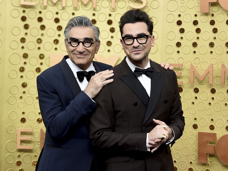ARCHIVO - Eugene Levy, izquierda, y Dan Levy aparecen en la 71.a edición de los premios Primetime Emmy en Los Ángeles el 22 de septiembre de 2019. (Foto Jordan Strauss/Invision/AP, archivo)