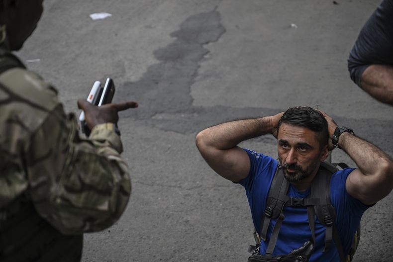 Rebeldes del M23 escoltan a mercenarios rumanos al cruce fronterizo hacia Ruanda, en Goma, República Democrática del Congo, el miércoles 29 de enero de 2025. (AP Foto/Moses Sawasawa)