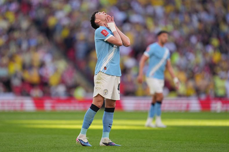 Phil Foden, del Manchester City, reacciona durante el partido de fútbol de la semifinal de la Copa de la FA entre el Manchester City y el Southampton en MAnchester, Inglaterra, el sábado 25 de abril de 2026. (Foto AP/Kin Cheung)