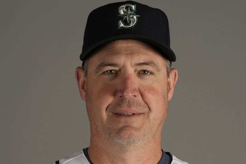 ARCHIVO - En foto del 23 de febrero del 2024 Dan Wilson con los Marineros de Seattle en Peoria, Arizona. (AP Foto/Charlie Riedel, Archivo)