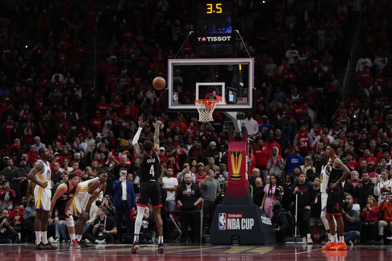 Jalen Green (4), de los Rockets de Houston, ejecuta un tiro libre durante la segunda mitad del juego de baloncesto de la NBA Cup, en la ronda de cuartos de final contra los Warriors de Golden State, el miércoles 11 de diciembre de 2024. (AP Foto/Ashley Landis)