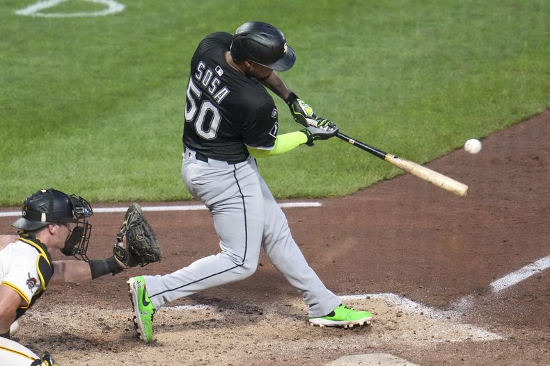 Lenyn Sosa (50) de los Medias Blancas de Chicago conecta un sencillo ante el lanzador de los Piratas de Pittsburgh, Carmen Mlodzinski, impulsando dos carreras, durante la séptima entrada de un partido de béisbol en Pittsburgh, el sábado 19 de julio de 2025. (AP Photo/Gene J. Puskar)