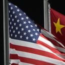 ARCHIVO - Las banderas de Estados Unidos (izquierda) y China ondean juntas antes de una competición de los Juegos Olímpicos de Invierno de 2022, el 2 de febrero de 2022, en Zhangjiakou, China. (AP Foto/Kiichiro Sato, archivo)