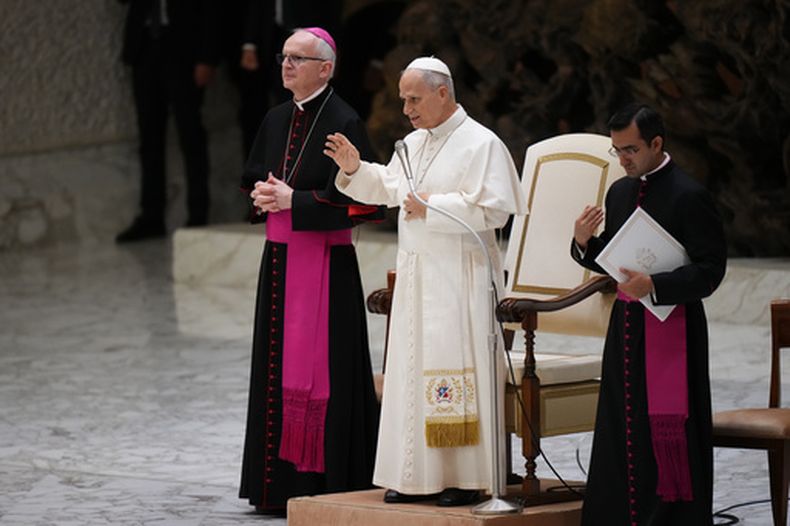 El papa León XIV saluda a los participantes en un cónclave de jóvenes en el Vaticano el 24 de octubre del 2026. (AP foto/Alessandra Tarantino)