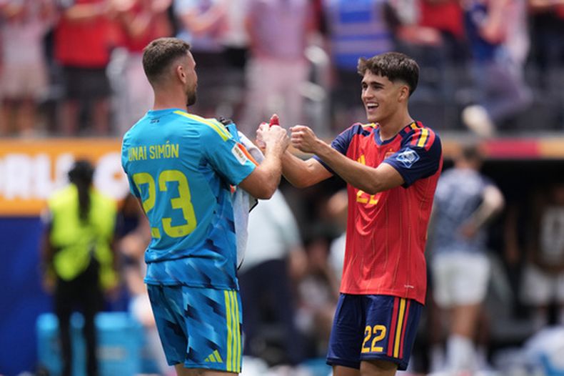 Unai Simón, portero de España, festeja con Pau Cubarsi, tras la victoria sobre Austria en el duelo de dieciseisavos de final disputado el jueves 2 de julio de 2026 en Inglewood, California (AP Foto/Jae C. Hong)